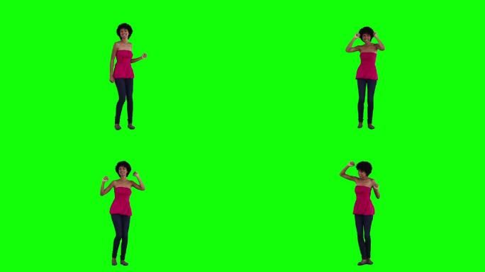 一位妇女在绿色背景前随着音乐跳舞