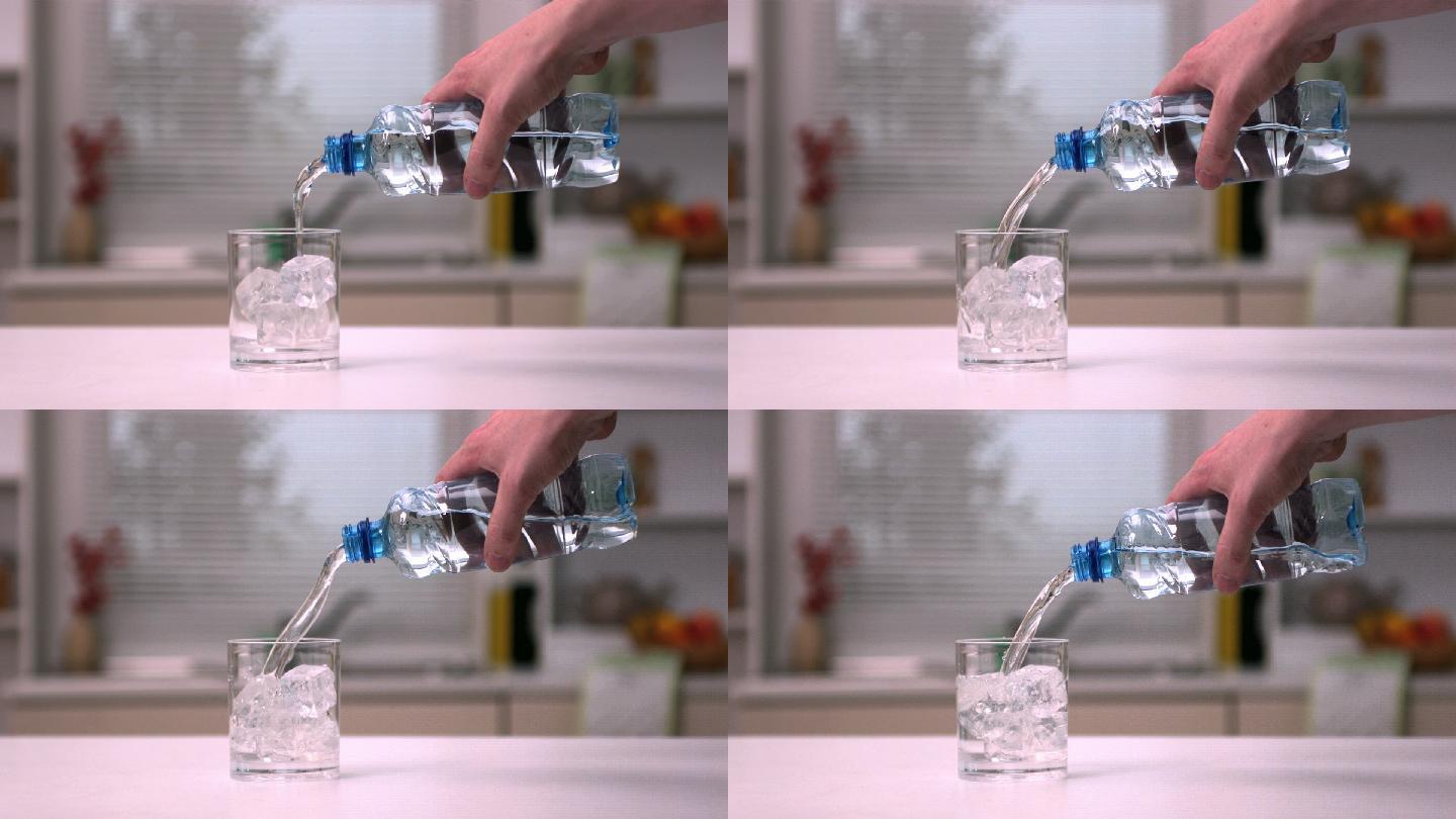 用慢动作将水倒入装有冰块的玻璃杯中