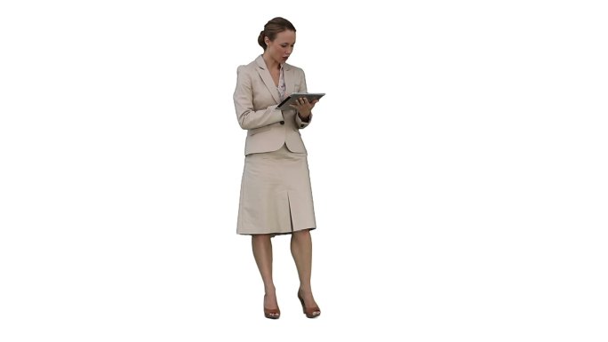 一位面带微笑的女商人正在白色背景下使用平板电脑