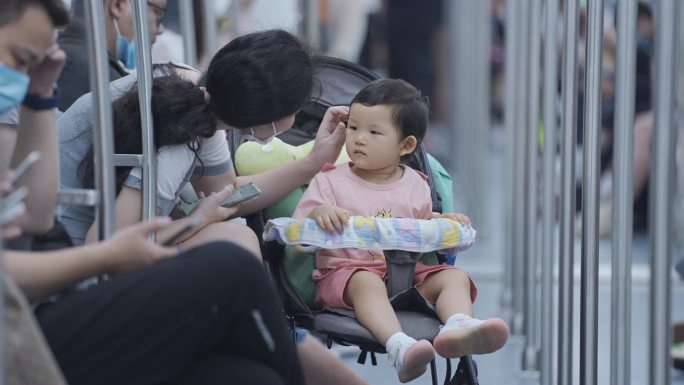 地铁上妈妈温馨照顾婴儿宝宝