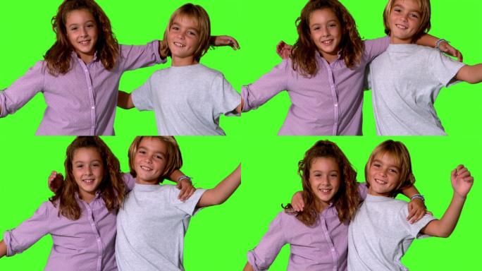 哥哥和妹妹在同一个镜头和拥抱在绿色屏幕的慢动作