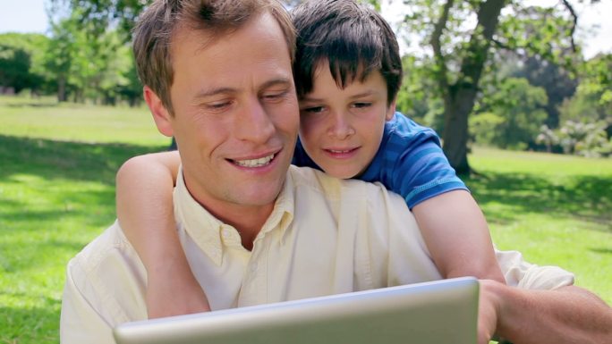 父亲和儿子在乡下看电子书