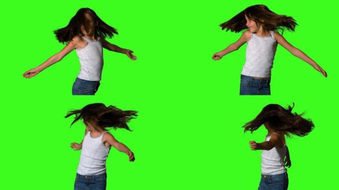 小女孩在绿色屏幕上慢镜头旋转