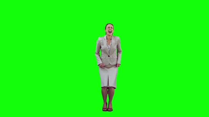 一个白人女性跳跃慢动作，在绿色背景下