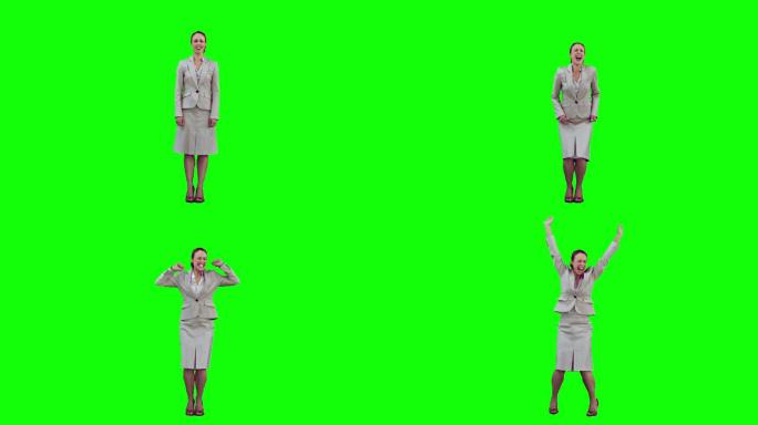 一个白人女性跳跃慢动作，在绿色背景下