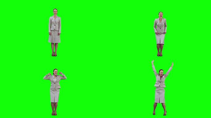 一个白人女性跳跃慢动作，在绿色背景下