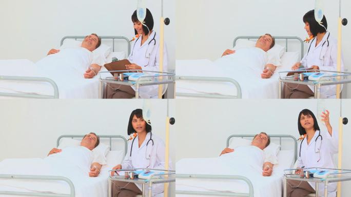 一位中国护士正在医院探望她的病人