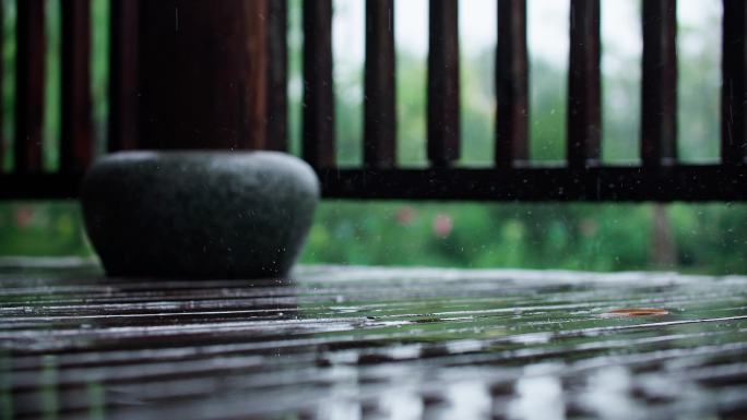 屋檐雨滴下落回廊地面