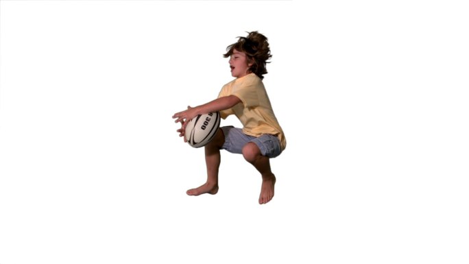 一个外国男孩跳跃接橄榄球慢动作，在白色背景下