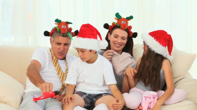 圣诞节一家人坐在沙发上开怀大笑