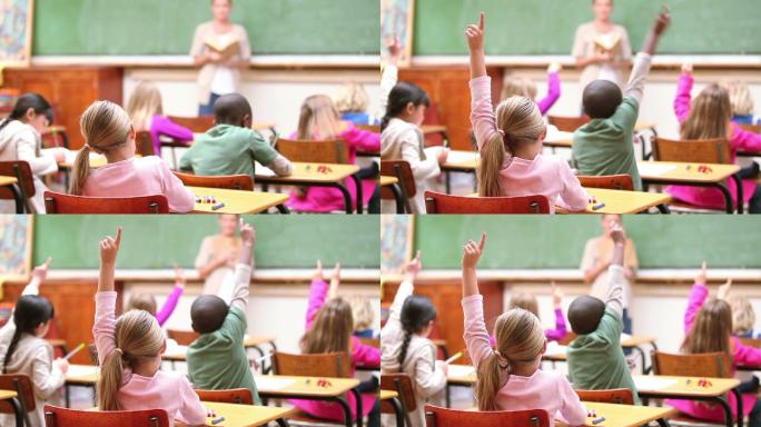 可爱的孩子们在教室里竖起手指