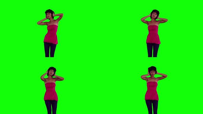 一个非洲女性听音乐跳舞，在绿色背景下