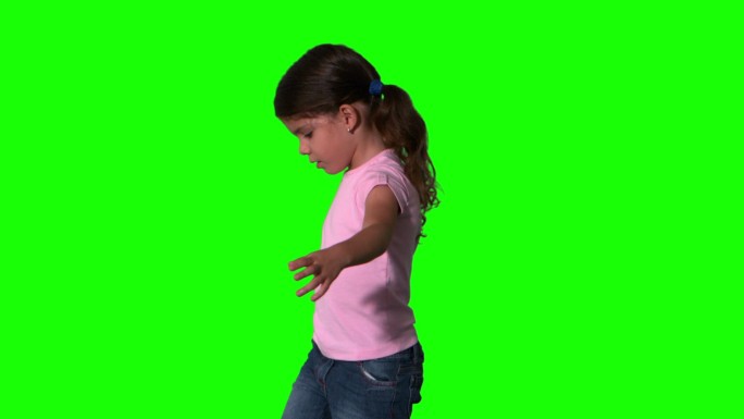 可爱的小女孩在绿色屏幕上慢动作旋转