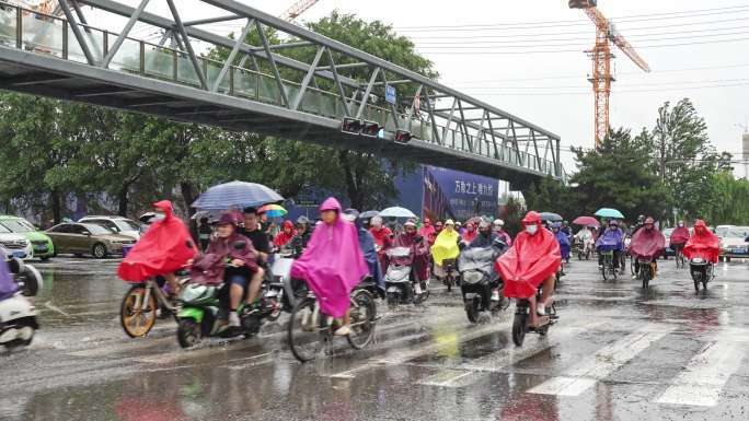 下雨天电动车自行车过马路升格