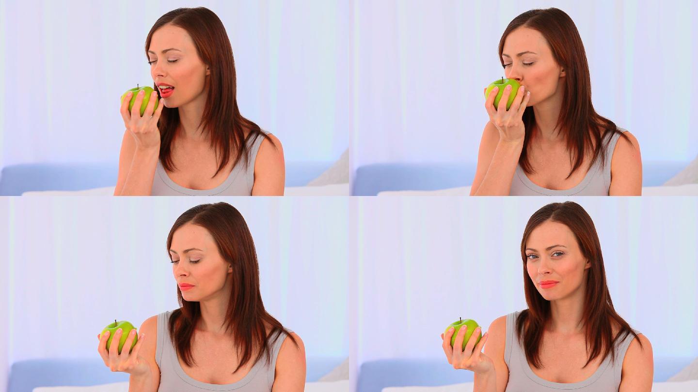 悠闲的女人在吃苹果