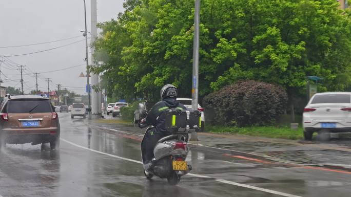 雨天电动车