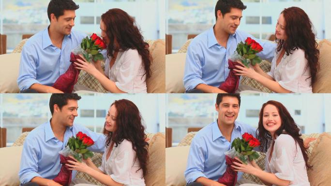一个男人在客厅里给他的妻子一束花