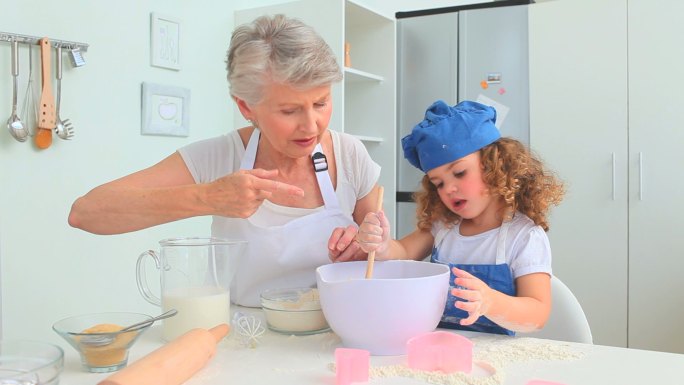 奶奶和孙女一起在厨房里烘焙