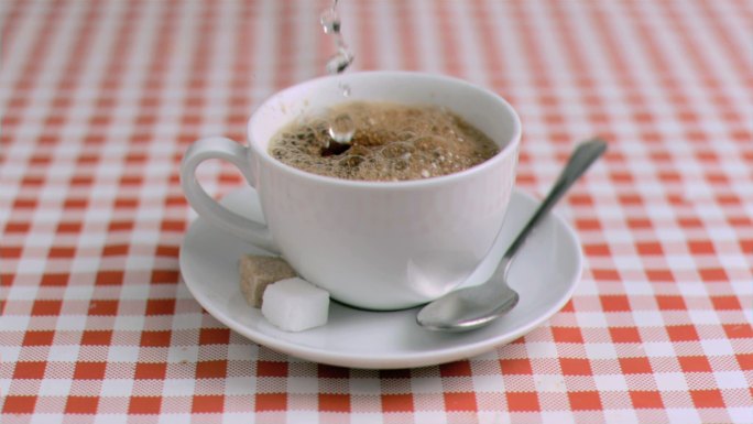 水以超慢的动作滴在速溶咖啡里