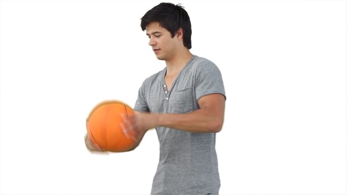 男子在白色背景下练习旋转篮球