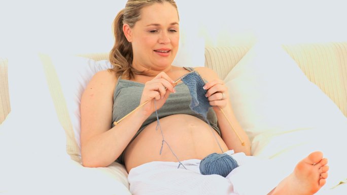 孕妇在床上编织孕妇孕妇活动放松心情孕妇心
