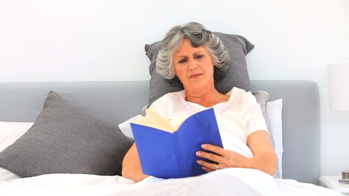退休妇女在读一本书
