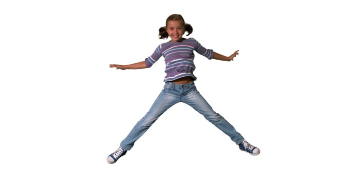 一个西方女孩四肢伸展跳跃慢镜头，在白色背景下