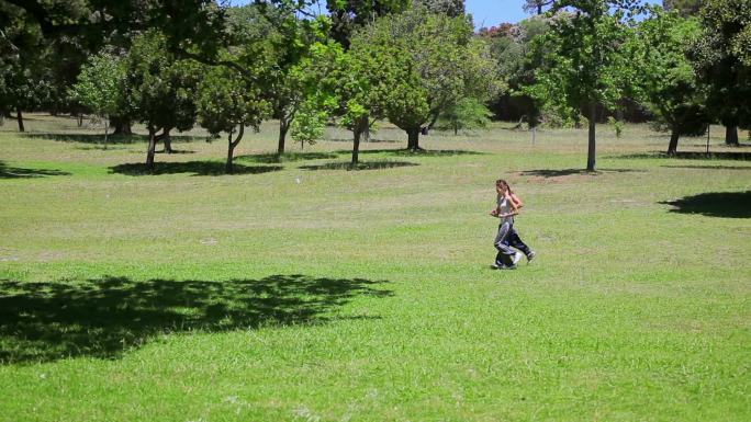 一对运动爱好者一起在公园慢跑