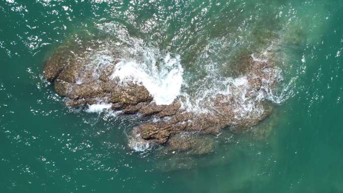 浪花海边海浪拍打岩石