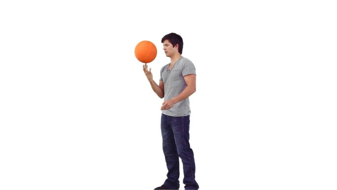 在白色的背景下，一个男人在远处旋转着他的篮球