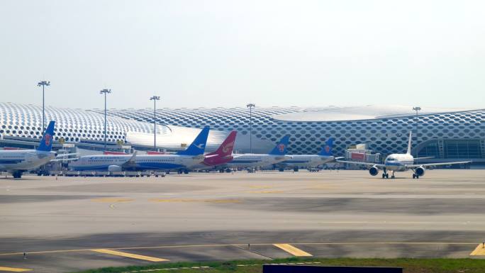 宝安机场飞机滑行