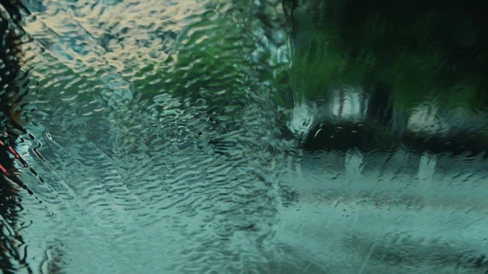 雨季下雨雨滴水流自动洗车唯美空镜