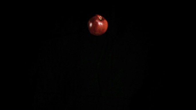 红色苹果落在黑色背景慢镜头