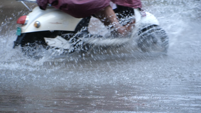 雨天，电车开过积水路面