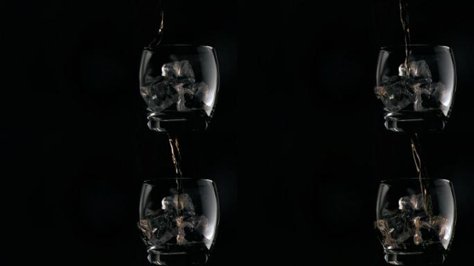 以超慢的动作将酒倒入装有冰块的黑色背景杯中