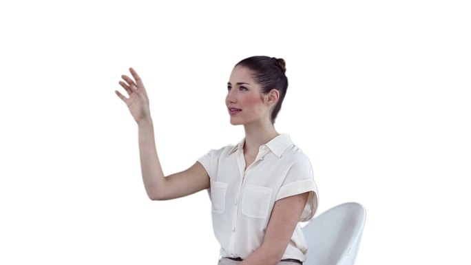 女商人坐在白色背景下使用虚拟触摸屏