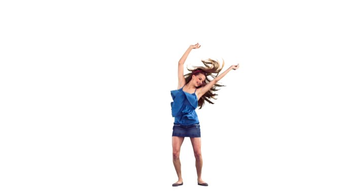 在白色背景下，一个女人在慢动作中随意地跳舞