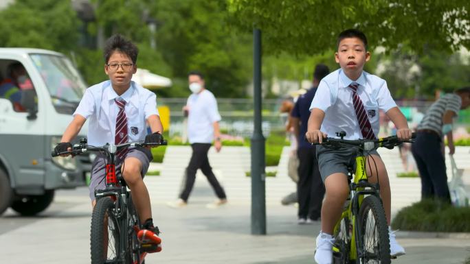 小学生自行车毕业室外活动毕业季