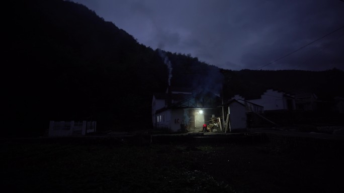 大山里的农家人夜晚烧火做饭