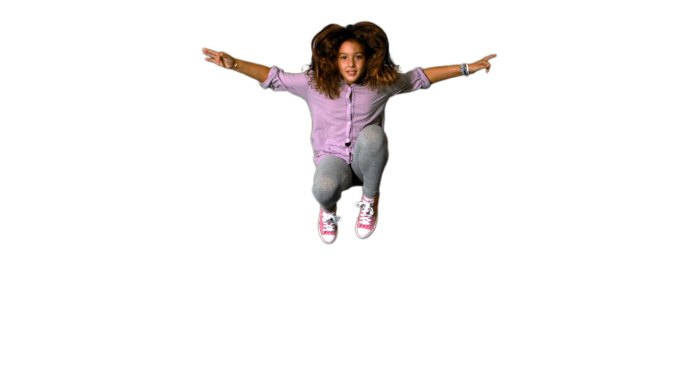 一个西方小女孩双臂伸展跳跃慢镜头，在白色背景下