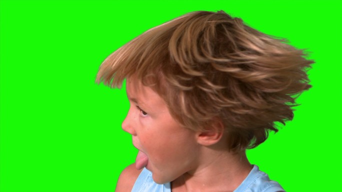 小男孩在绿色屏幕上摇着头