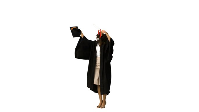 在白色背景下的慢镜头中，一个女人正在毕业