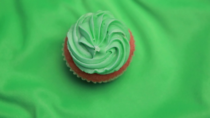 圣帕特里克节的小蛋糕在绿色的表面上旋转