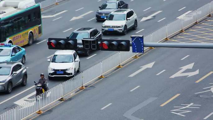 昆明城市道路交通十字路口车流