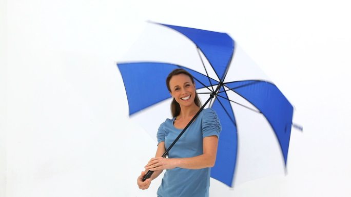 一个西方女人转动雨伞，在白色背景下