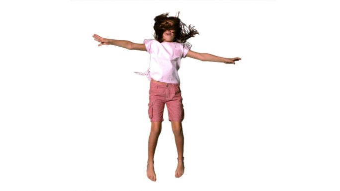 一个西方小女孩双臂伸展跳跃慢镜头，在白色背景下