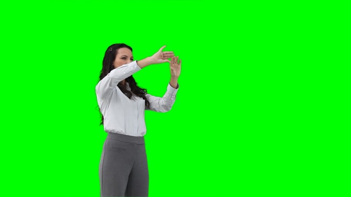 一位女性在绿色背景下使用虚拟界面
