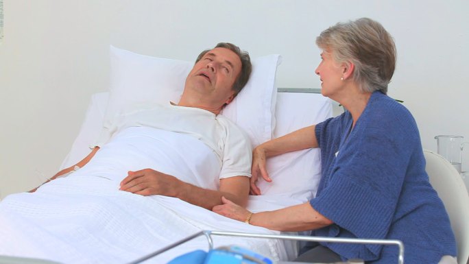 一位老妇人到医院看望她生病的丈夫