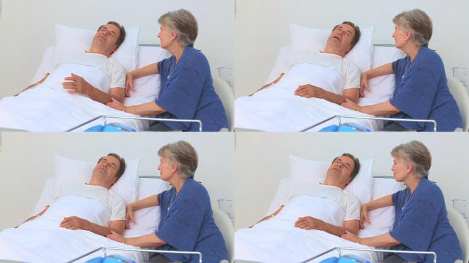 一位老妇人到医院看望她生病的丈夫
