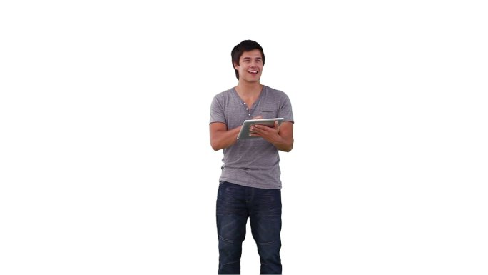 一个用平板电脑在白色背景下与虚拟显示器互动的人